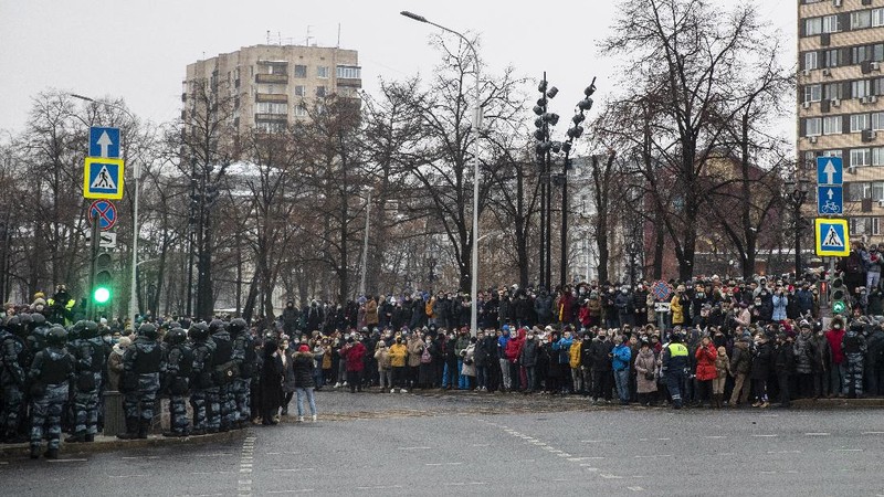 People clash with police during a protest against the jailing of opposition leader Alexei Navalny in St.Petersburg, Russia, Saturday, Jan. 23, 2021. Russian police on Saturday arrested hundreds of protesters who took to the streets in temperatures as low as minus-50 C (minus-58 F) to demand the release of Alexei Navalny, the country's top opposition figure. A Navalny, President Vladimir Putin's most prominent foe, was arrested on Jan. 17 when he returned to Moscow from Germany, where he had spent five months recovering from a severe nerve-agent poisoning that he blames on the Kremlin. (AP Photo/Dmitri Lovetsky)