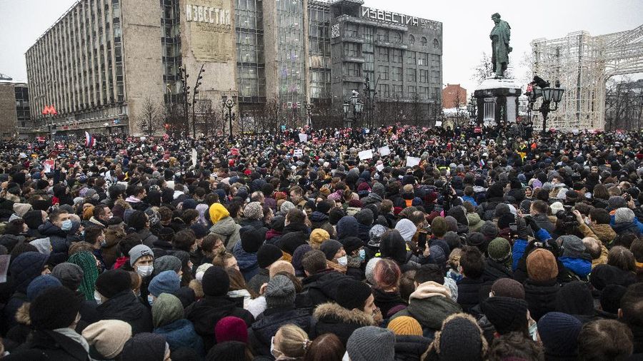 People clash with police during a protest against the jailing of opposition leader Alexei Navalny in St.Petersburg, Russia, Saturday, Jan. 23, 2021. Russian police on Saturday arrested hundreds of protesters who took to the streets in temperatures as low as minus-50 C (minus-58 F) to demand the release of Alexei Navalny, the country's top opposition figure. A Navalny, President Vladimir Putin's most prominent foe, was arrested on Jan. 17 when he returned to Moscow from Germany, where he had spent five months recovering from a severe nerve-agent poisoning that he blames on the Kremlin. (AP Photo/Dmitri Lovetsky)