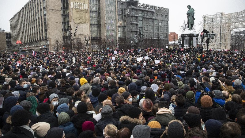People clash with police during a protest against the jailing of opposition leader Alexei Navalny in St.Petersburg, Russia, Saturday, Jan. 23, 2021. Russian police on Saturday arrested hundreds of protesters who took to the streets in temperatures as low as minus-50 C (minus-58 F) to demand the release of Alexei Navalny, the country's top opposition figure. A Navalny, President Vladimir Putin's most prominent foe, was arrested on Jan. 17 when he returned to Moscow from Germany, where he had spent five months recovering from a severe nerve-agent poisoning that he blames on the Kremlin. (AP Photo/Dmitri Lovetsky)