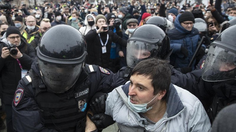 People clash with police during a protest against the jailing of opposition leader Alexei Navalny in St.Petersburg, Russia, Saturday, Jan. 23, 2021. Russian police on Saturday arrested hundreds of protesters who took to the streets in temperatures as low as minus-50 C (minus-58 F) to demand the release of Alexei Navalny, the country's top opposition figure. A Navalny, President Vladimir Putin's most prominent foe, was arrested on Jan. 17 when he returned to Moscow from Germany, where he had spent five months recovering from a severe nerve-agent poisoning that he blames on the Kremlin. (AP Photo/Dmitri Lovetsky)
