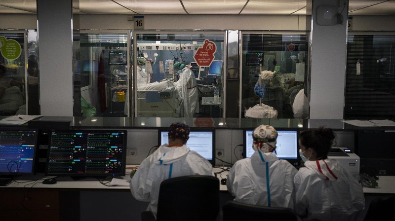 A COVID-19 patient receives treatment in the ICU of the Hospital del Mar, in Barcelona, Spain, Tuesday, Jan. 19, 2021. The unrelenting increase in COVID-19 infections in Spain following the holiday season is again straining hospitals, threatening the mental health of doctors and nurses who have been at the forefront of the pandemic for nearly a year. (AP Photo/Felipe Dana)