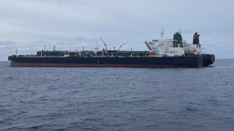 Dua kapal tanker berbendera Iran dan Panama yang diamankan Bakamla di perairan Pontianak, Kalimantan Barat. (AP/Indonesian Maritime Security Agency)