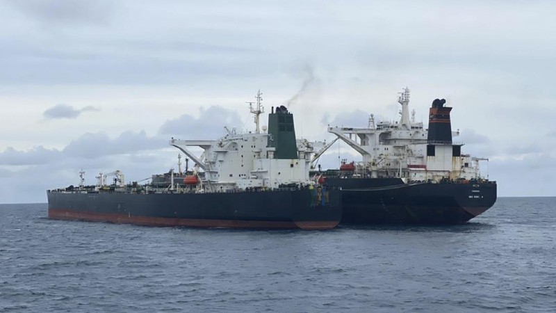 Dua kapal tanker berbendera Iran dan Panama yang diamankan Bakamla di perairan Pontianak, Kalimantan Barat. (AP/Indonesian Maritime Security Agency)