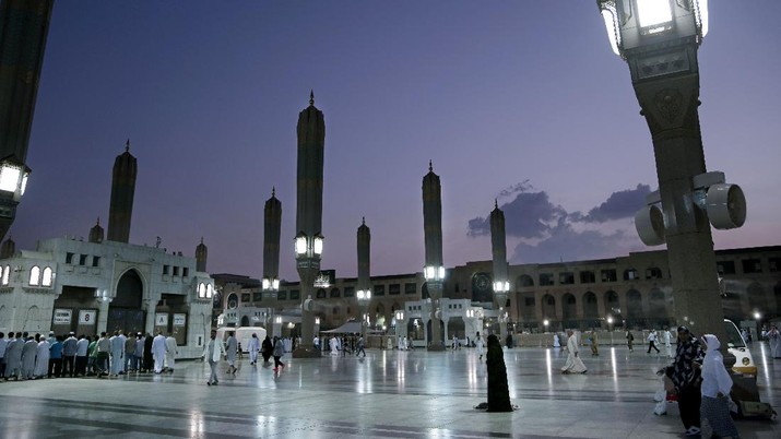 Masjid Nabawi People make their way before prayer at Al-Masjid an-Nabawi or the Prophet Muhammad's Mosque, the second holiest site in Islam, after the annual hajj pilgrimage on last day of Eid al-Adha, in the Saudi holy city of Medina, Thursday, Sept. 15, 2016. (AP Photo/Nariman El-Mofty)