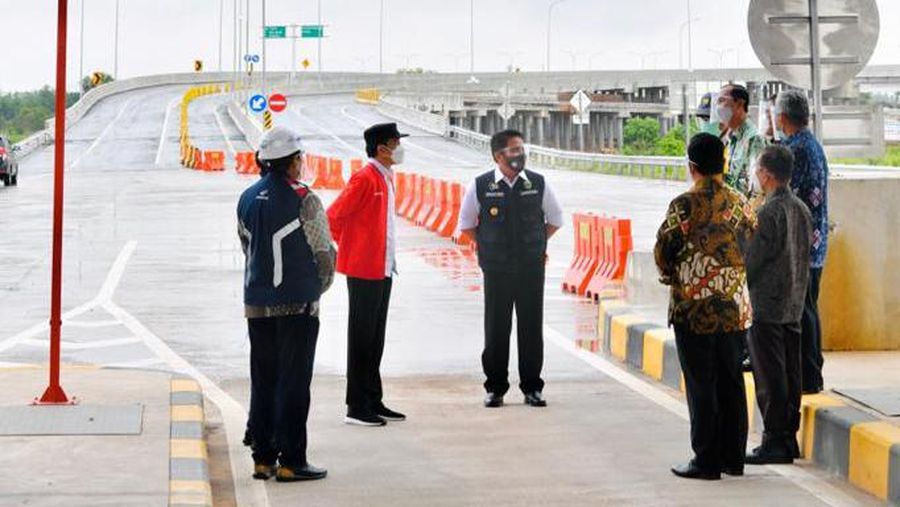 Jokowi meresmikan jalan tol Kayu Agung-Palembang, Ogan Ilir, Selasa (26/1/2021). (Dok: Laily Rachev - Biro Pers Sekretariat Presiden)