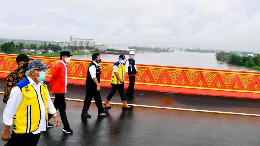 Jokowi meresmikan jalan tol Kayu Agung-Palembang, Ogan Ilir, Selasa (26/1/2021). (Dok: Laily Rachev - Biro Pers Sekretariat Presiden)