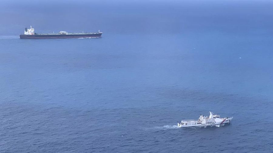 Dua kapal tanker berbendera Iran dan Panama yang diamankan Bakamla di perairan Pontianak, Kalimantan Barat. AP/
