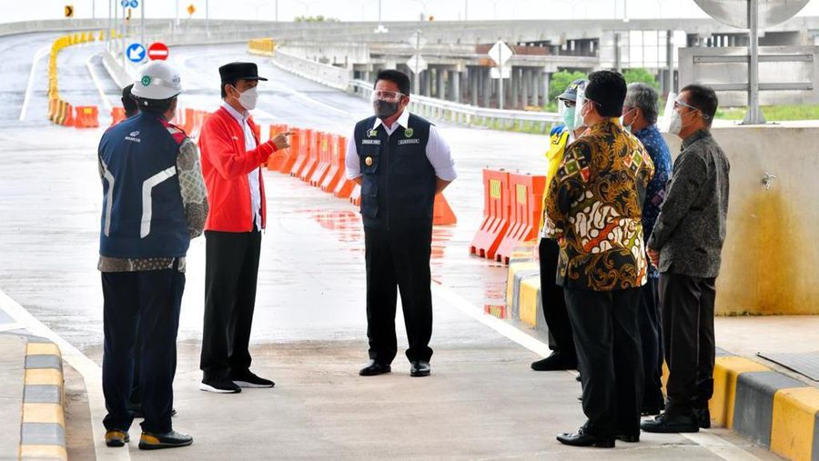 Jokowi meresmikan jalan tol Kayu Agung-Palembang, Ogan Ilir, Selasa (26/1/2021). (Dok: Laily Rachev - Biro Pers Sekretariat Presiden)