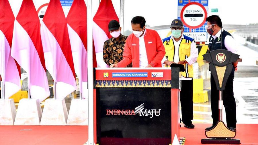 Jokowi meresmikan jalan tol Kayu Agung-Palembang, Ogan Ilir, Selasa (26/1/2021). (Dok: Laily Rachev - Biro Pers Sekretariat Presiden)