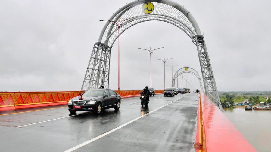 Jokowi meresmikan jalan tol Kayu Agung-Palembang, Ogan Ilir, Selasa (26/1/2021). (Dok: Laily Rachev - Biro Pers Sekretariat Presiden)