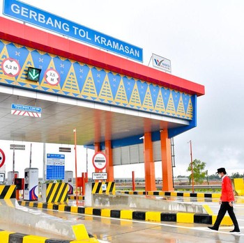 Gaya Jokowi Saat Resmikan Tol Kayu Agung-Palembang 42,5 KM