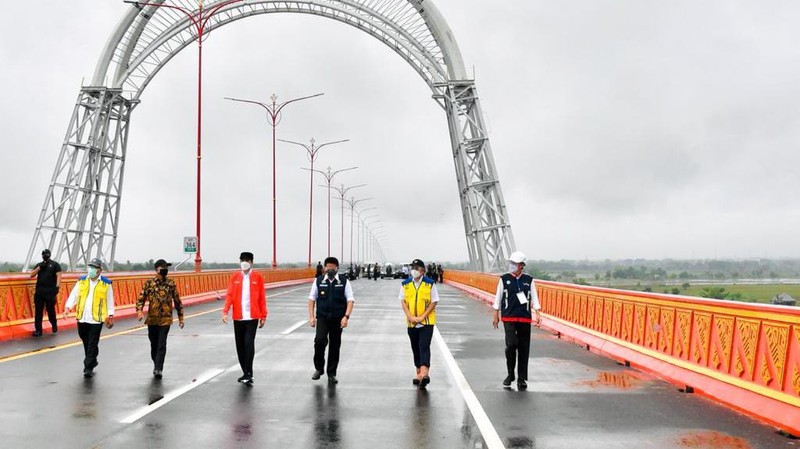 Jokowi meresmikan jalan tol Kayu Agung-Palembang, Ogan Ilir, Selasa (26/1/2021). (Dok: Laily Rachev - Biro Pers Sekretariat Presiden)