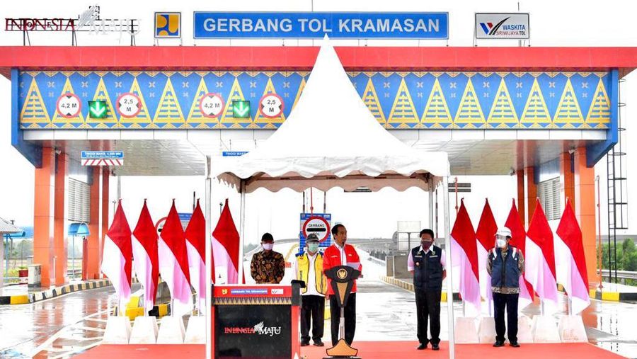 Jokowi meresmikan jalan tol Kayu Agung-Palembang, Ogan Ilir, Selasa (26/1/2021). (Dok: Laily Rachev - Biro Pers Sekretariat Presiden)