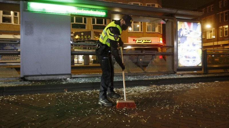 Polisi Belanda bentrok dengan massa anti lockdown. AP/