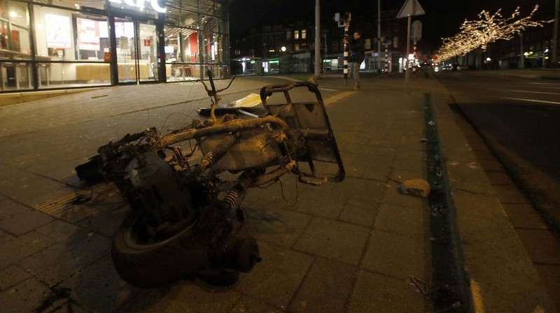 Polisi Belanda bentrok dengan massa anti lockdown. AP/