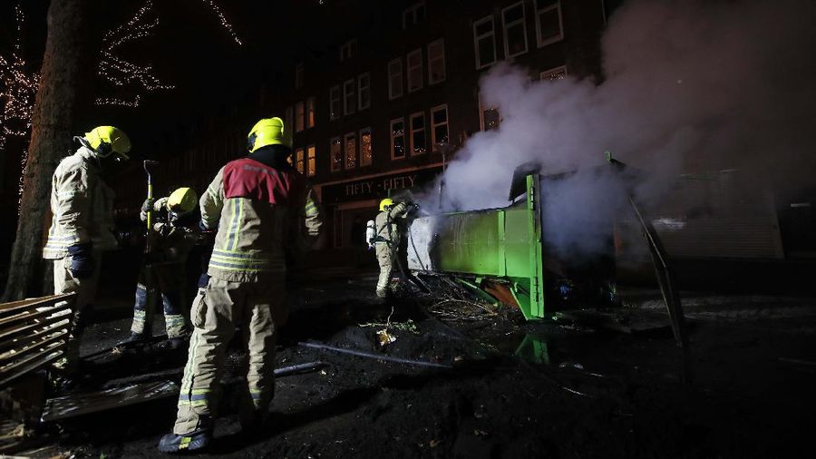 Polisi Belanda bentrok dengan massa anti lockdown. AP/