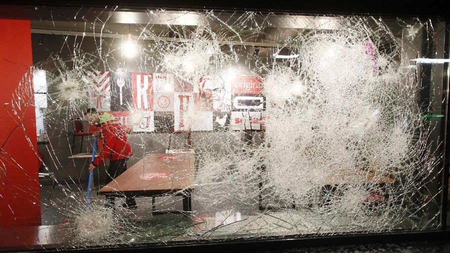 Polisi Belanda bentrok dengan massa anti lockdown. AP/