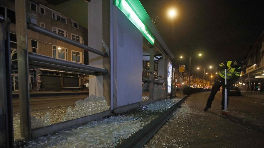 Polisi Belanda bentrok dengan massa anti lockdown. AP/