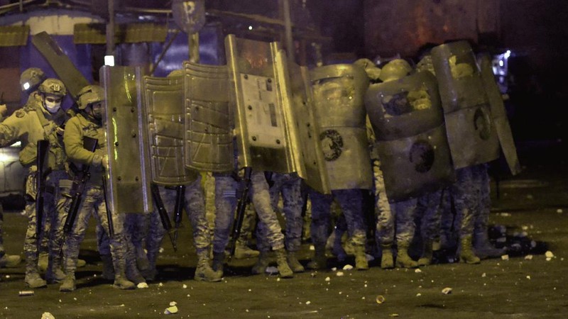 Bentrokan terjadi di Lebanon utara antara pasukan keamanan dan demonstran yang marah karena lockdown (penguncian) terkait virus Corona. (AP/STR)