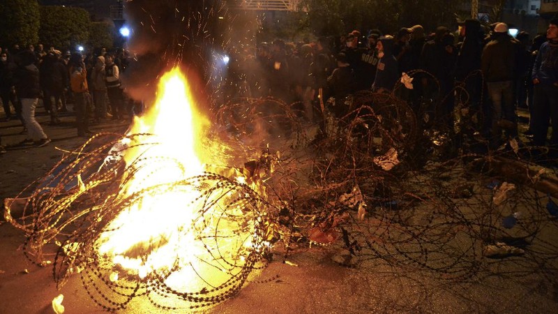 Bentrokan terjadi di Lebanon utara antara pasukan keamanan dan demonstran yang marah karena lockdown (penguncian) terkait virus Corona. (AP/STR)