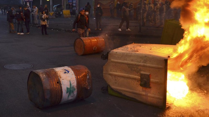 Bentrokan terjadi di Lebanon utara antara pasukan keamanan dan demonstran yang marah karena lockdown (penguncian) terkait virus Corona. (AP/STR)