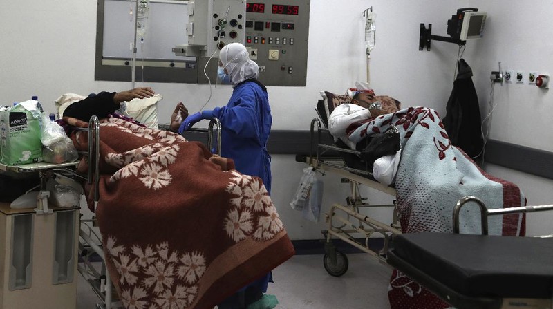 Bentrokan terjadi di Lebanon utara antara pasukan keamanan dan demonstran yang marah karena lockdown (penguncian) terkait virus Corona. (AP/STR)