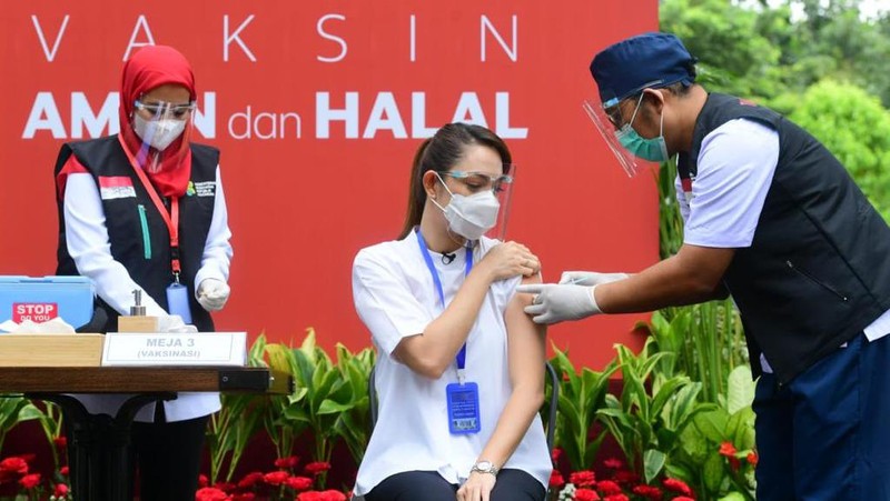 Presiden Joko Widodo merima Vaksinasi COVID-19 Tahap Kedua di Istana Kepresidenan Jakarta, Rabu, 27 Januari 2021. (Dok: Muchlis Jr - Biro Pers Sekretariat Presiden)