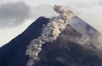 Penampakan Awan Panas Guguran Gunung Merapi - Foto 1