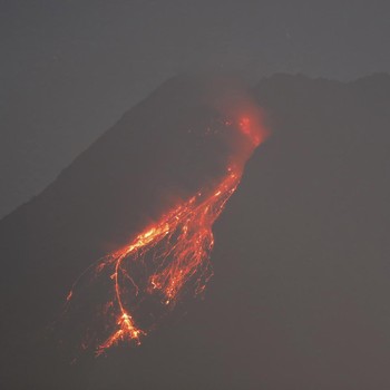 Penampakan Awan Panas Guguran Gunung Merapi