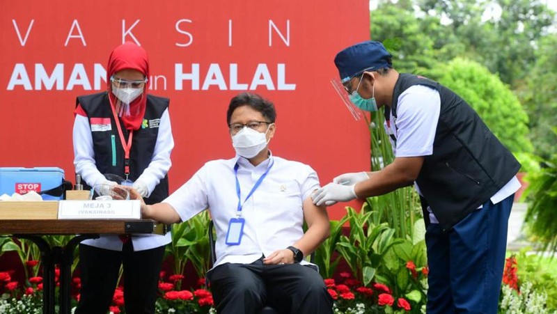 Presiden Joko Widodo merima Vaksinasi COVID-19 Tahap Kedua di Istana Kepresidenan Jakarta, Rabu, 27 Januari 2021. (Dok: Muchlis Jr - Biro Pers Sekretariat Presiden)