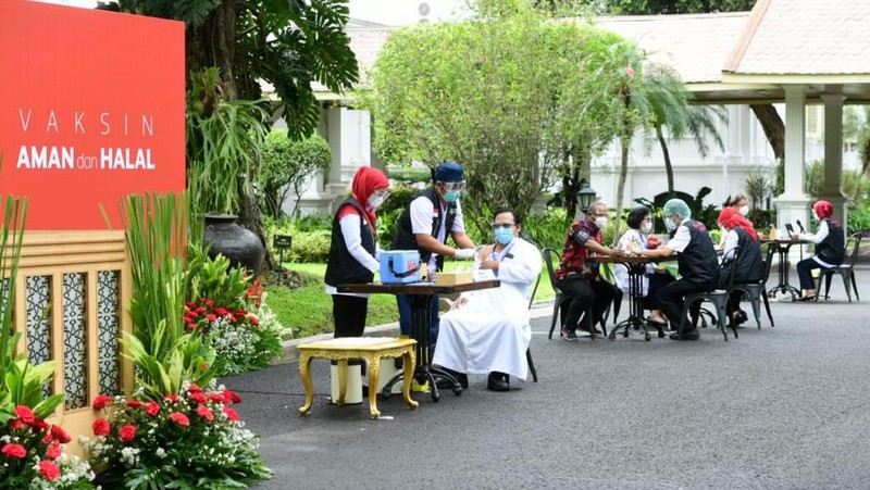 Presiden Joko Widodo merima Vaksinasi COVID-19 Tahap Kedua di Istana Kepresidenan Jakarta, Rabu, 27 Januari 2021. (Dok: Muchlis Jr - Biro Pers Sekretariat Presiden)