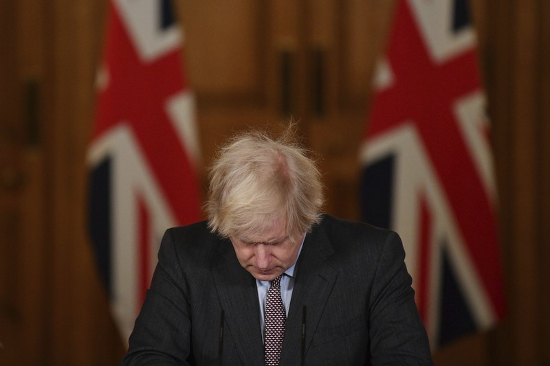 PM Boris Johson Resign Mundur Sebuah poster bertuliskan