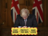 Potret Boris Johnson Meminta Maaf atas Kematian Covid Inggris