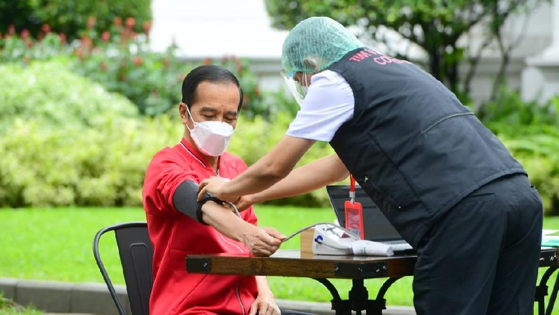 Presiden Joko Widodo merima Vaksinasi COVID-19 Tahap Kedua di Istana Kepresidenan Jakarta, Rabu, 27 Januari 2021. (Dok: Muchlis Jr - Biro Pers Sekretariat Presiden)