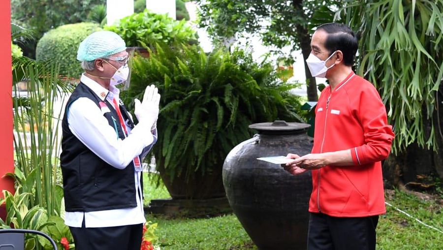 Presiden Joko Widodo merima Vaksinasi COVID-19 Tahap Kedua di Istana Kepresidenan Jakarta, Rabu, 27 Januari 2021. (Dok: Muchlis Jr - Biro Pers Sekretariat Presiden)