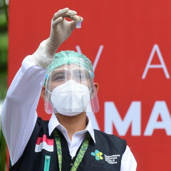 Gaya Jokowi Hingga Raffi Ahmad Saat Vaksinasi Covid Tahap II