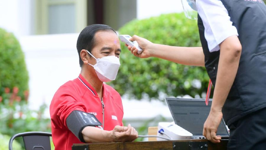 Presiden Joko Widodo merima Vaksinasi COVID-19 Tahap Kedua di Istana Kepresidenan Jakarta, Rabu, 27 Januari 2021. (Dok: Muchlis Jr - Biro Pers Sekretariat Presiden)