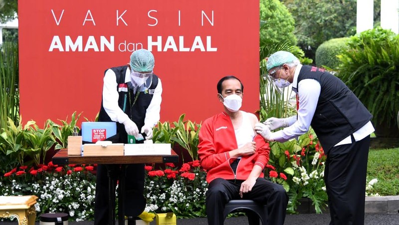 Presiden Joko Widodo merima Vaksinasi COVID-19 Tahap Kedua di Istana Kepresidenan Jakarta, Rabu, 27 Januari 2021. (Dok: Muchlis Jr - Biro Pers Sekretariat Presiden)