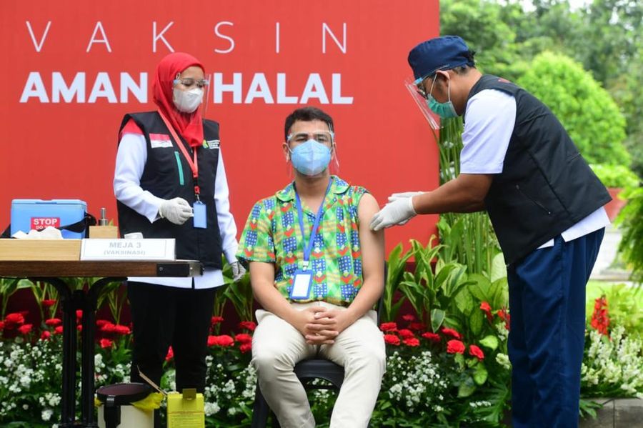 Raffi Ahmad saat disuntik vaksin Covid-19 perdana di Istana Negara, Rabu (13/1/2021). (Dok: Muchlis Jr - Biro Pers Sekretariat Presiden)