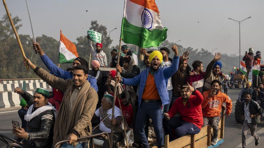 Ribuan petani India demo saat rayakan hari kemerdekaan. (AP/Manish Swarup)