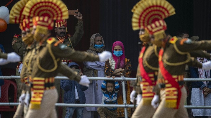 Ribuan petani India demo saat rayakan hari kemerdekaan. (AP/Manish Swarup)