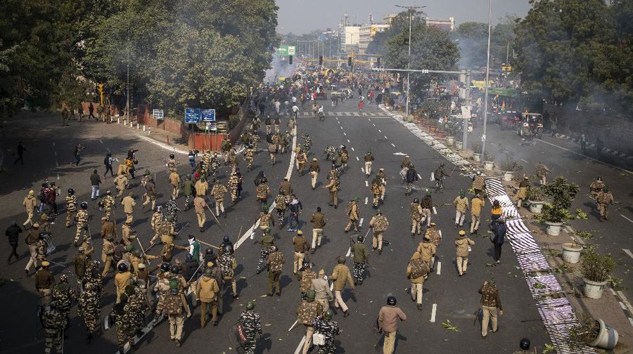 Ribuan petani India demo saat rayakan hari kemerdekaan. (AP/Manish Swarup)