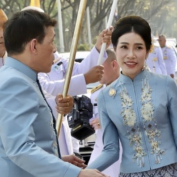Potret Terbaru Raja Thailand & Selir, Makin Mesra di Publik
