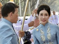 Potret Terbaru Raja Thailand & Selir, Makin Mesra di Publik
