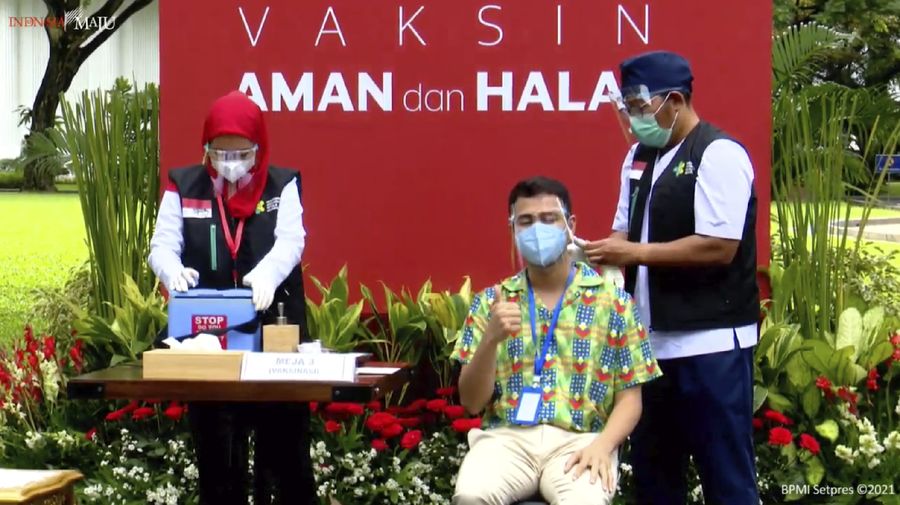 Vaksinasi Covid-19 Dosis ke-2 Dokter Raffi Ahmad  (Tangkapan Layar Youtube)