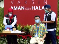 Selfie Bareng Jokowi Usai Vaksinasi, Raffi: Sehat Selalu Pak!