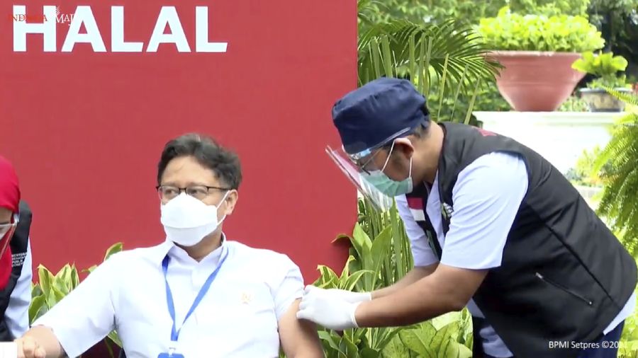 Vaksinasi Covid-19 Dosis ke-2 Menteri Kesehatan Budi Gunadi Sadikin (Tangkapan Layar Youtube)