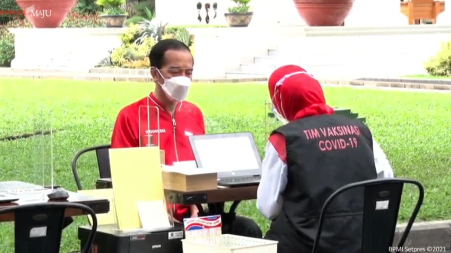 Presiden Joko Widodo merima Vaksinasi COVID-19 Tahap Kedua di Istana Kepresidenan Jakarta, Rabu, 27 Januari 2021. (Tangkapan Layar Youtube Sekretariat Presiden)