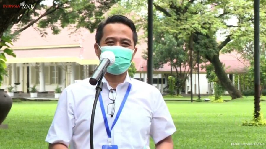 Ketua Umum Ikatan Dokter Indonesia (IDI) Daeng M Faqih Saat Pelaksanaan Vaksinasi COVID-19 Tahap Kedua di Istana Kepresidenan Jakarta, Rabu, 27 Januari 2021. (Tangkapan Layar Youtube Sekretariat Presiden)