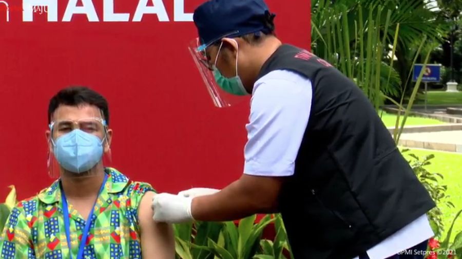 Raffi Ahmad merima Vaksinasi COVID-19 Tahap Kedua di Istana Kepresidenan Jakarta, Rabu, 27 Januari 2021. (Tangkapan Layar Youtube Sekretariat Presiden)